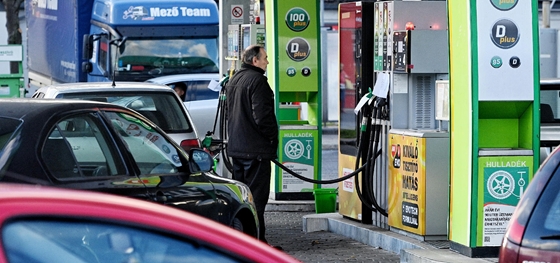 Economía: Encabezada por el Banco Central: El combustible es muy caro en Hungría debido a los topes de precios