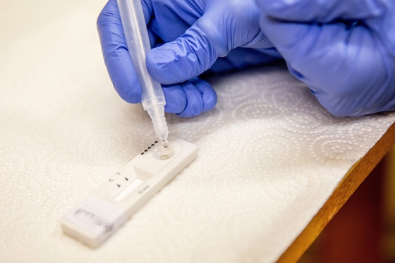 Figyelmeztet a WHO: új koronavírus-változatokat eredményezhet a tesztelések csökkenése