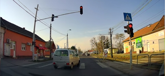 Tudomást sem vesz a piros lámpákról ez az autós az Üllői úton – videó