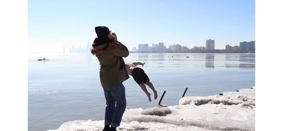 Élet+Stílus: Egy éven át minden nap a tóba ugrott egy chicagói férfi, hogy enyhítse a járvány miatti stresszét - Vimarsana News