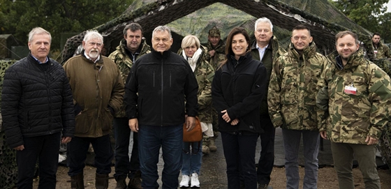 Cheerful members of the government were photographed during the Hajmáskér military exercise thumbnail