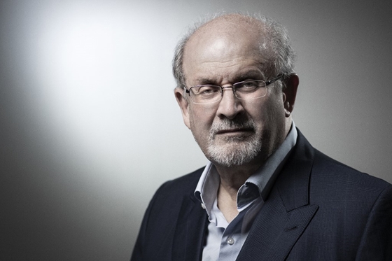 Salman Rushdie-t levették a lélegeztetőgépről, már beszélni is tud