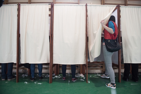 Στο εσωτερικό: περισσότεροι από μισό εκατομμύριο ψηφοφόροι θα ψηφίσουν λιγότεροι από άλλους στις 3 Απριλίου