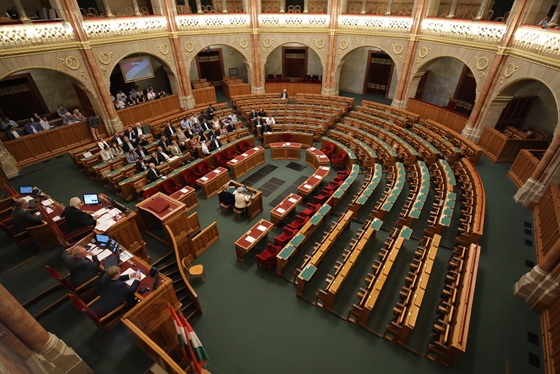 Tizennyolc órán át zajlott az egészségügyi törvény vitája a parlamentben