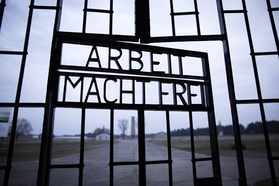 Náci karlendítéssel „poénkodott” Auschwitzban, letartóztatás lett a vége