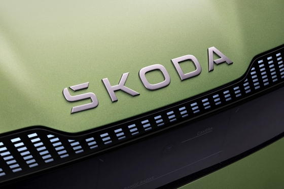 Automóvil: la inscripción Skoda se ha cambiado y la flecha alada se coloca en el fondo de los automóviles checos