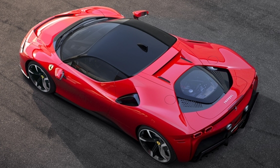 Közel 300 millió forintos Ferrarival lepte meg magát Max Verstappen
