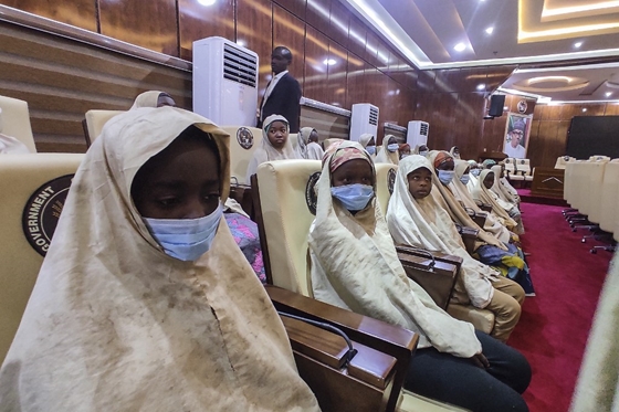 Világ: Szabadon engedték a több száz elrabolt nigériai ...