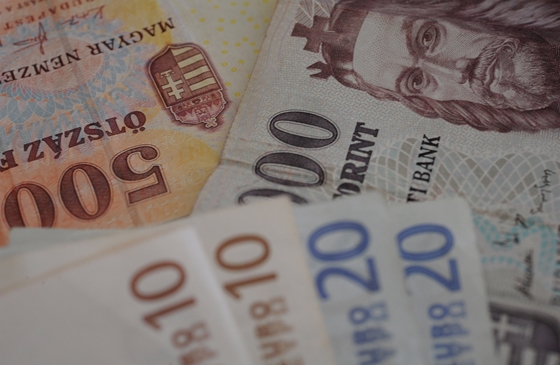 A forint árfolyama egyre mélyebbre esik: az euróval szemben 420 fölött az új rekord