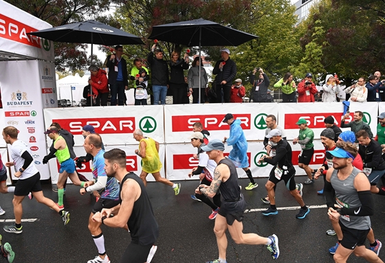 En casa: el Maratón de Budapest comenzó con Gergeli Karacsonne y Marius Revez