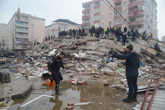 2700 felett jár a hétfői földrengés halálos áldozatainak száma, hétnapos gyász Törökországban