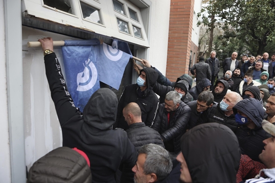 Mundo: Cientos de manifestantes asaltan la sede del mayor partido de oposición albanés