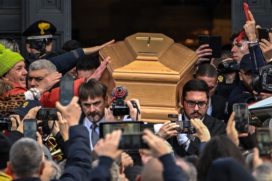 Megkeserítették Gina Lollobrigida utolsó éveit, mégis első sorban álltak a temetésén