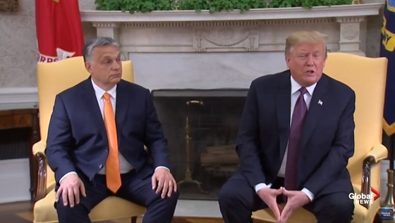 Orbán egy napja van a Twitteren, és máris tett egy szívességet Donald Trumpnak