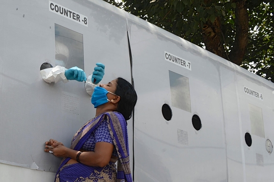 The Scientist: En India, dos o tres pacientes con coronavirus comparten una cama