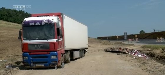 En casa: el camión polaco ha salido de boxes, pero el conductor sigue dentro