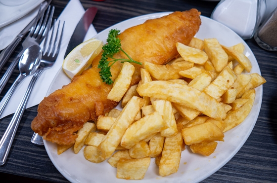 A háború a britek gyomráig ér: több ezer brit fish and chips bolt zárhat be idén