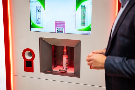 299 forintos dezodor-újratöltő automatával újít a Rossmann, magyar fiatalok találták ki