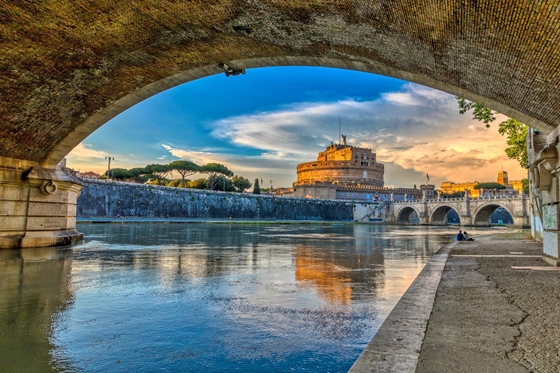 450 cm helyett 112 cm: már olyan alacsony a folyó vízállása Rómában, hogy előbukkant egy ókori híd