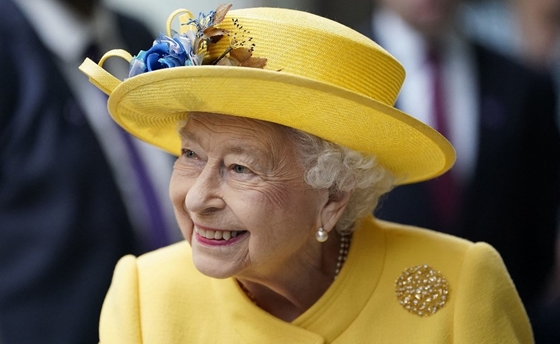 Meglepetés a királynőtől: Erzsébet ellátogatott a nevét viselő vonal egyik állomására