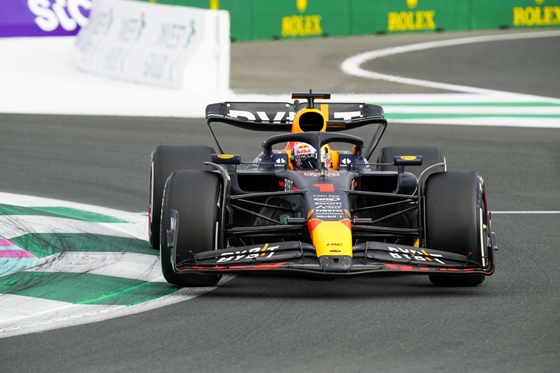 Verstappen műszaki okok miatt feladta, így Perez nyerte az időmértől a Szaúdi Nagydíjon