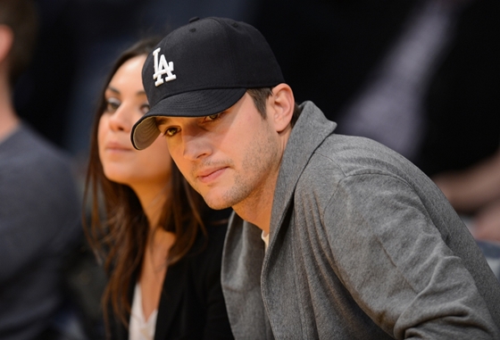 Life + Style: Ashton Kutcher y Mila Kunis ignoran las duchas diarias y pueden tener razón