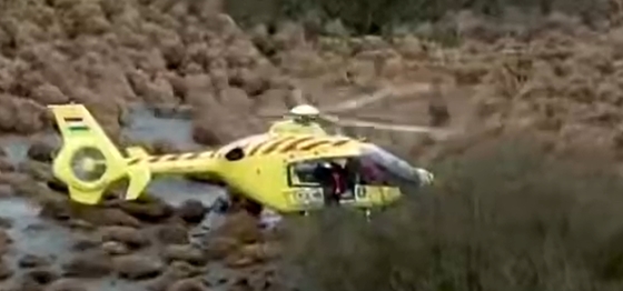 Videón, ahogy a jéghideg iszapba ragadt férfit mentőhelikopterrel kellett kihúzni