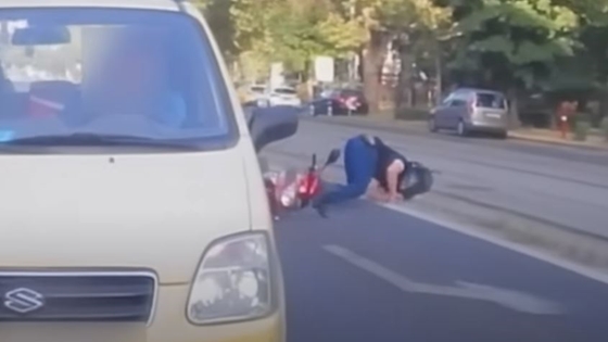 Jókorát esett egy robogós, aki elé hirtelen bevágott egy autó