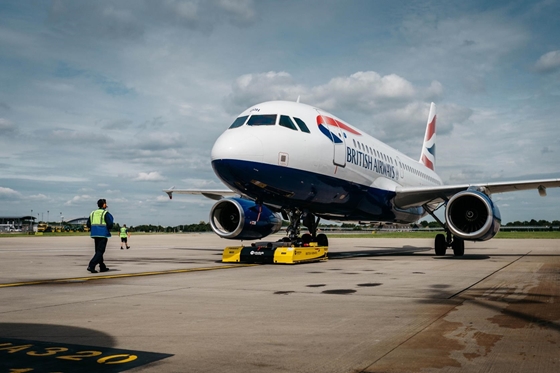 Ilyen egy igazán rossz első munkanap: ötvenezer fontos hibát vétett a British Airways légiutas-kísérője
