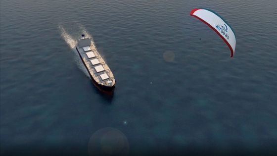 Egy 20 000 tonnás teherhajót „húz” egy 2700 négyzetméteres ernyő, ötödére csökkenhet vele a károsanyag-kibocsátás