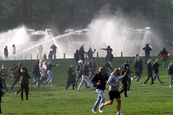 MUNDO: En Bruselas, los manifestantes contra las restricciones epidemiológicas se dispersaron con cañones de agua