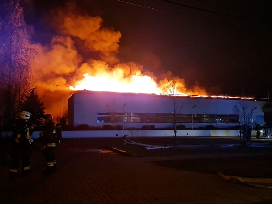 Több száz négyzetméteren lángolt, végül teljesen leégett egy budapesti uszoda tetőszerkezete