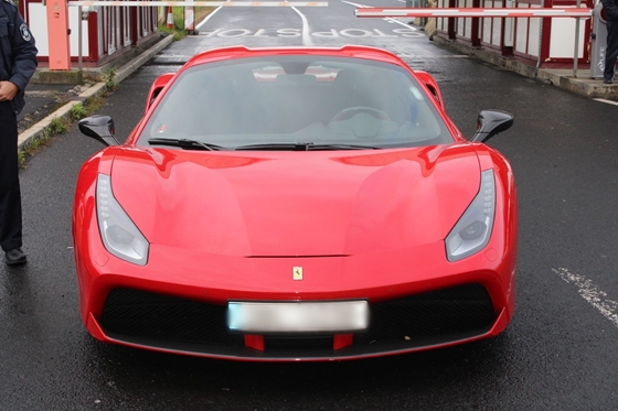Hamis rendszámos Ferrari akadt fenn a letenyei határon