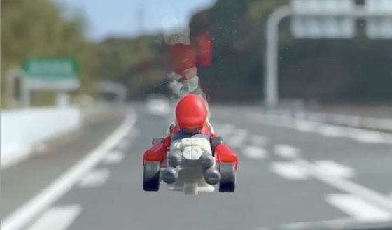 Zseniális ötlettel alkotott igazi Mario Kart-élményt egy autó szélvédőjén egy japán művész – videó