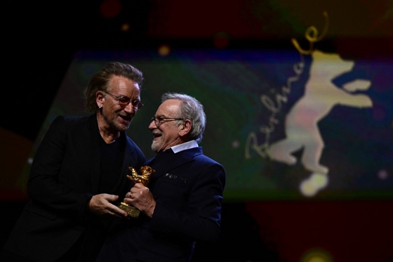 Spielberg meghatódva, Bonotól vette át az Arany Medvét