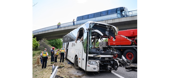 Autó: Az utasok szerint defekt okozta az M7-esen történt buszbalesetet - Vimarsana News